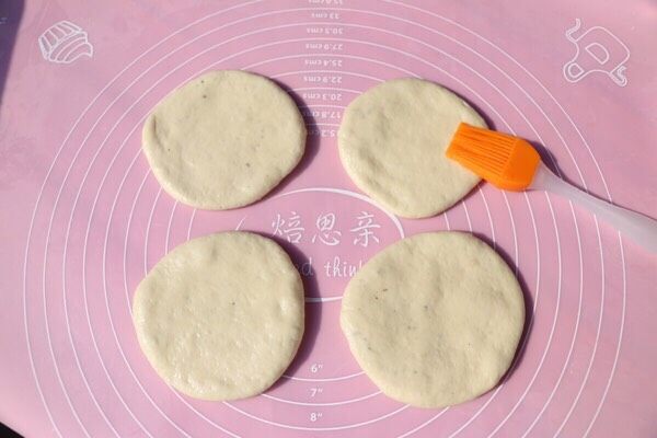 牛肉烧饼,全部擀好,表面刷蜂蜜水(2汤匙蜂蜜:1汤匙温水调而成)