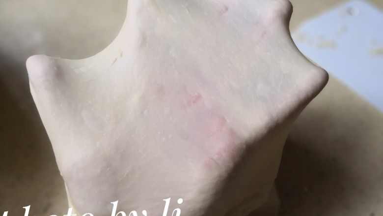 椰蓉辫子面包,加入黄油的面团继续揉搓,直到揉出手套膜。