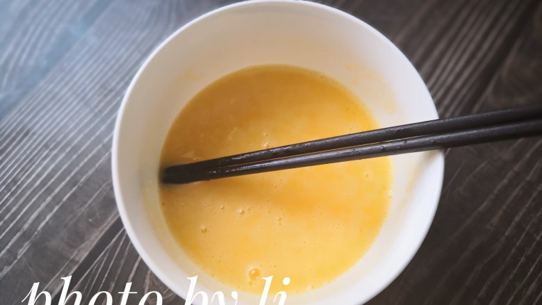 椰蓉辫子面包,面团在第一次发酵时,可以做椰蓉馅。黄油软化,加入白糖搅拌,多次加入鸡蛋液,直到鸡蛋液和黄油完全融合。