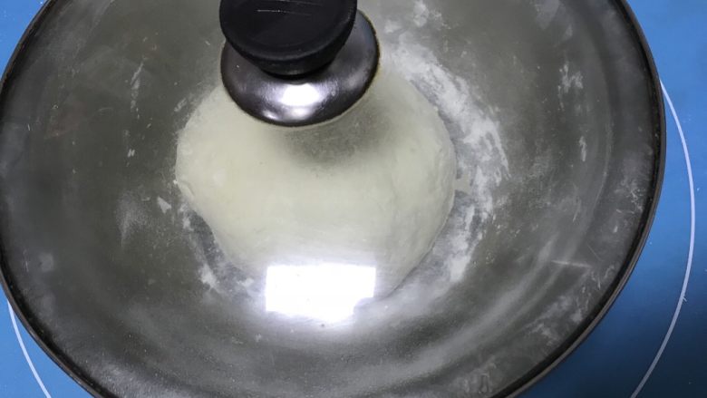 韭菜鸡蛋盒子,揉成团醒一个小时左右(温度低需要时间久一点)