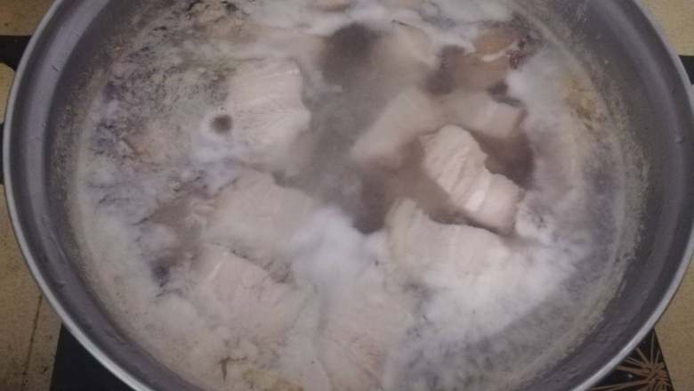 鹌鹑蛋红烧肉,煮出浮沫即可捞出,不需要煮熟