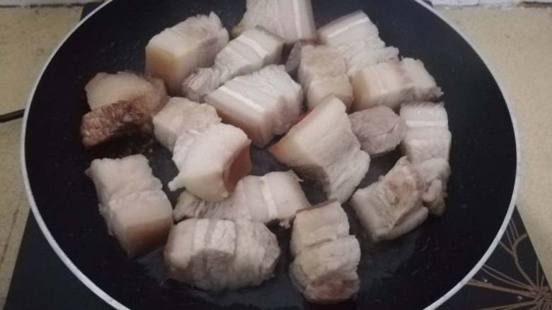 鹌鹑蛋红烧肉,控干水后,冷锅放入五花肉稍微逼出油脂
