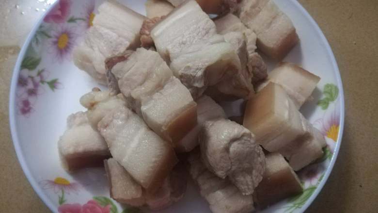 鹌鹑蛋红烧肉,捞出后再过一下水去除五花肉表面粘附的浮沫
