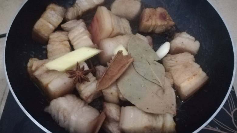 鹌鹑蛋红烧肉,等五花肉出现颜色后放入香料爆出香味