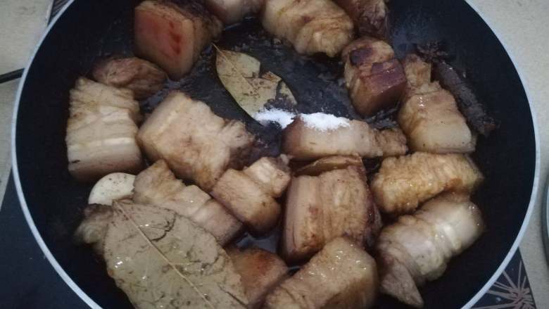 鹌鹑蛋红烧肉,然后倒入生抽、老抽、盐再翻炒几下