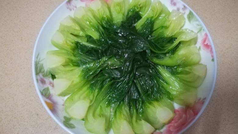 鹌鹑蛋红烧肉,因为煮之前切开的口子,煮熟后用筷子轻轻一甩就会变成两半,然后装盘