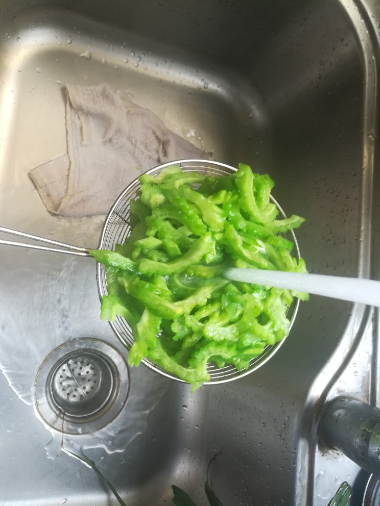#下酒菜#爽脆可口的苦瓜炒牛肉,捞起冷水冲一下,这样苦瓜不会很快变黄