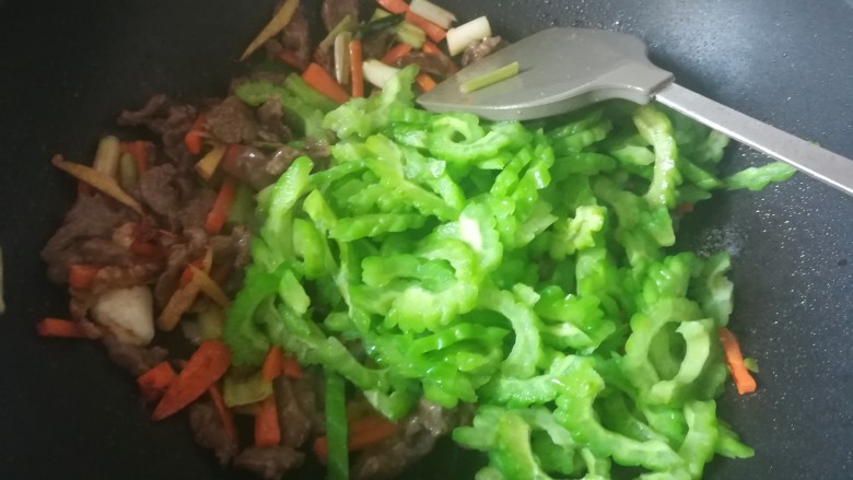 #下酒菜#爽脆可口的苦瓜炒牛肉,加苦瓜翻炒,快速翻炒即可出锅