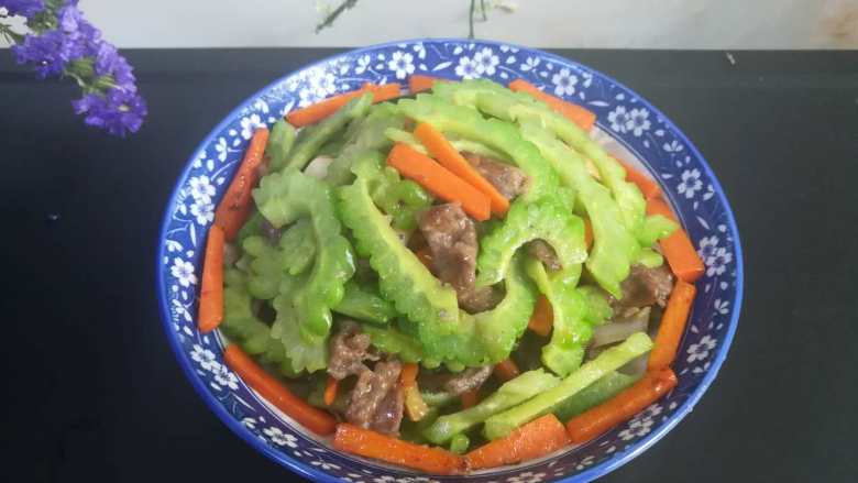 #下酒菜#爽脆可口的苦瓜炒牛肉,绿油油的,爽脆可口还超级好下酒的牛肉炒苦瓜就出锅啦。