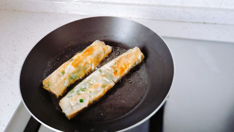 【早餐食】黄瓜鸡蛋豆油卷,煎到下面呈金黄色,翻面。