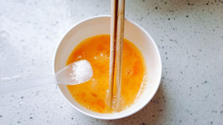 【早餐食】黄瓜鸡蛋豆油卷,加一点糖,搅拌均匀。