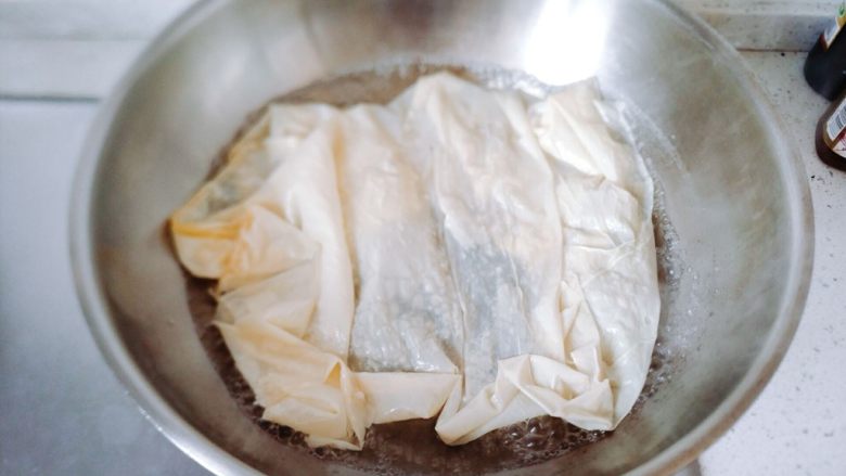【早餐食】黄瓜鸡蛋豆油卷,水开后把豆油皮放进去,烫一会儿就捞起来,烫久了皮会破。