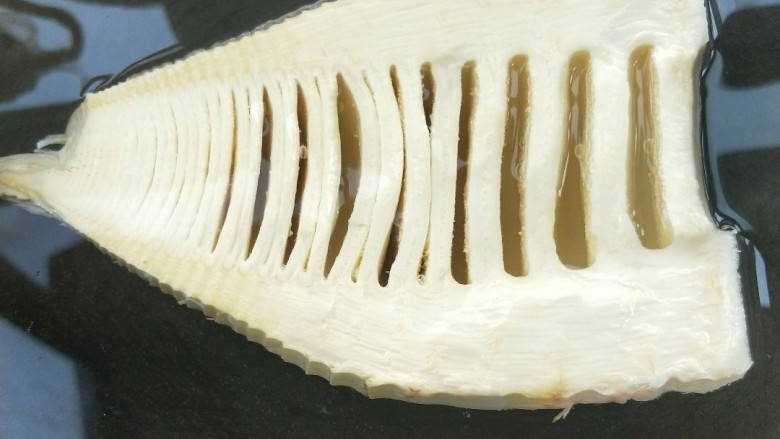 下饭菜笋丁炒肉末,<a style='color:red;display:inline-block;' href='/shicai/ 42'>春笋</a>半个,入冷水锅中煮沸三分钟,捞出放凉水中浸泡。