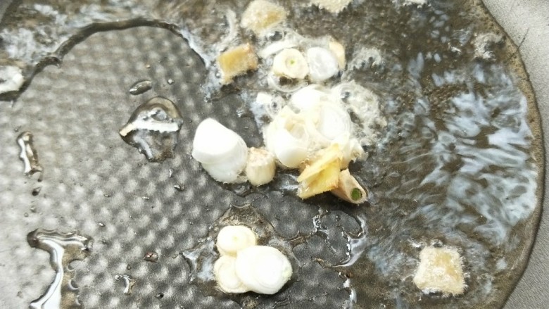 下饭菜笋丁炒肉末,起油锅,油放宽一点,下姜葱蒜。