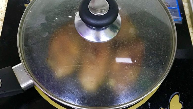 《蜜汁烤鸡翅》,加上锅盖小火焖两分钟(这样可以锁住鸡翅里的酱汁,又可以确保鸡翅完全熟透)