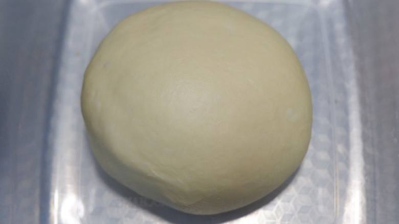 巧克力华夫饼,揉好的面团,放入容器,盖上保鲜膜。放入冰箱冷藏发酵过夜。10个小时左右