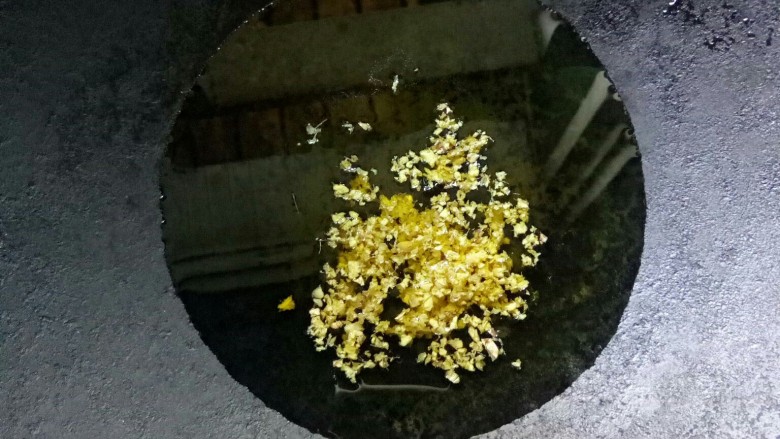 重庆小面佐料一杂酱,炒锅倒油,小火炒香姜粒。