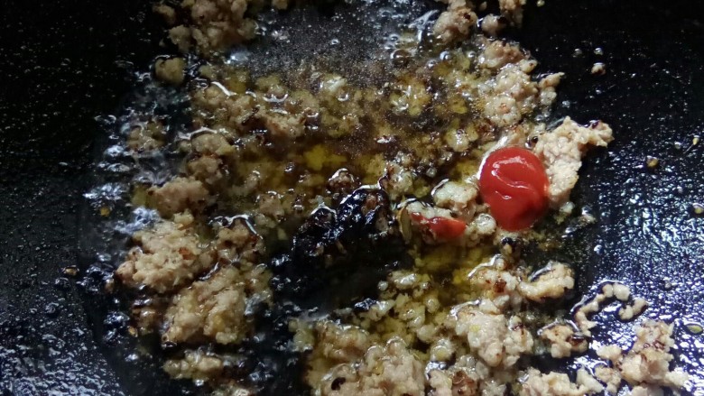 重庆小面佐料一杂酱,加入肉馅拌匀,加<a style='color:red;display:inline-block;' href='/shicai/ 699'>番茄酱</a>炒香。