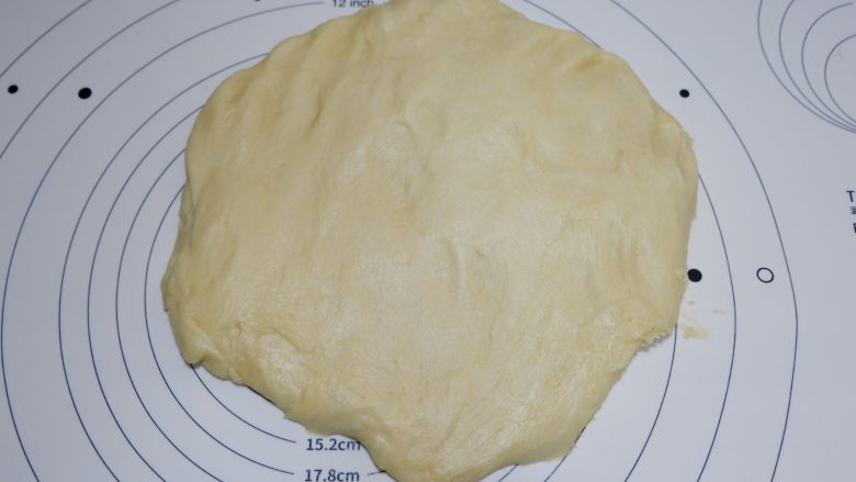 培根芝士华夫饼,发酵好的面团取出,按压排气,边缘的大气泡拍掉。