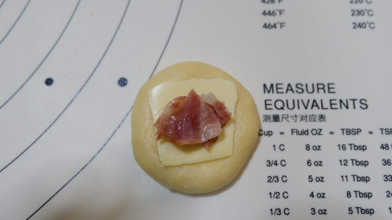 培根芝士华夫饼,在放入少许培根。