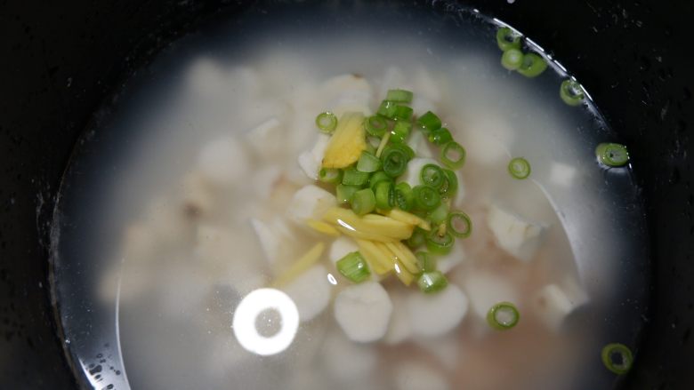 鸡茸粥,加入,鸡肉,山药,葱花(留少许一会撒表面),姜丝。