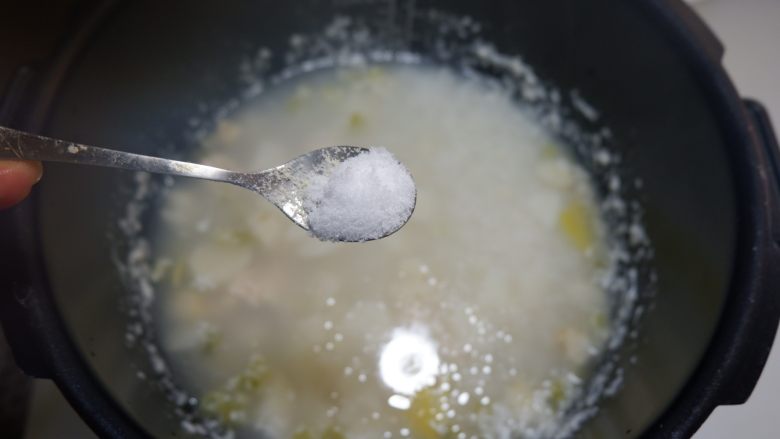 鸡茸粥,煮好的粥,取出加入盐和鸡精,继续选择煮粥功能10分钟即可。