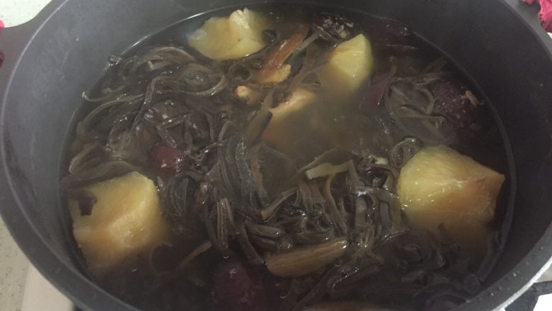 木耳苹果瘦肉汤,大火烧开，转中火。煲2小时，汤起胶最好。