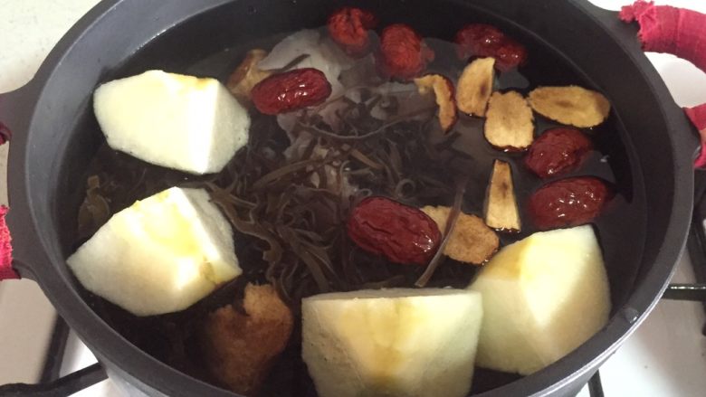 木耳苹果瘦肉汤,全部材料放入煲中，加四人份量的水