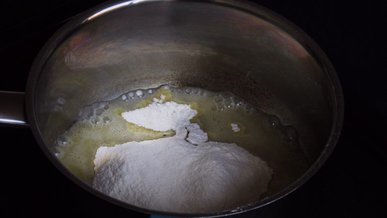 烫面戚风蛋糕,过筛后的低筋粉放入玉米油中,开始烫面。
