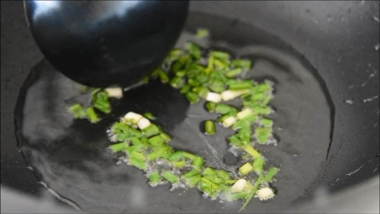毛豆烧芋艿,香糯和爽脆的最佳组合!,热锅冷油,撒入葱花爆香。
