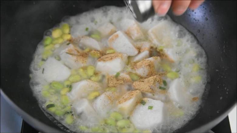 毛豆烧芋艿,香糯和爽脆的最佳组合!,放入<a style='color:red;display:inline-block;' href='/shicai/ 134296'>白胡椒粉</a>、盐,翻炒均匀。