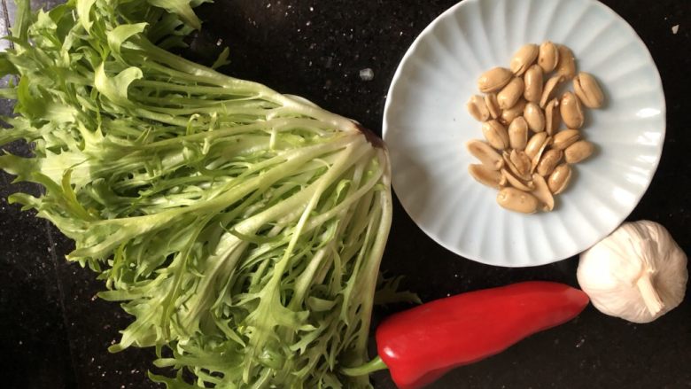 凉拌苦菊,首先来个材料大合照:红椒是为了好看,不喜欢可以不用,喜欢辣的可以换成小红尖椒!