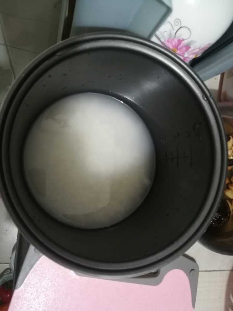 懒人焖饭,洗米煮饭,比平时放少一点水,因为一会儿会放汁。