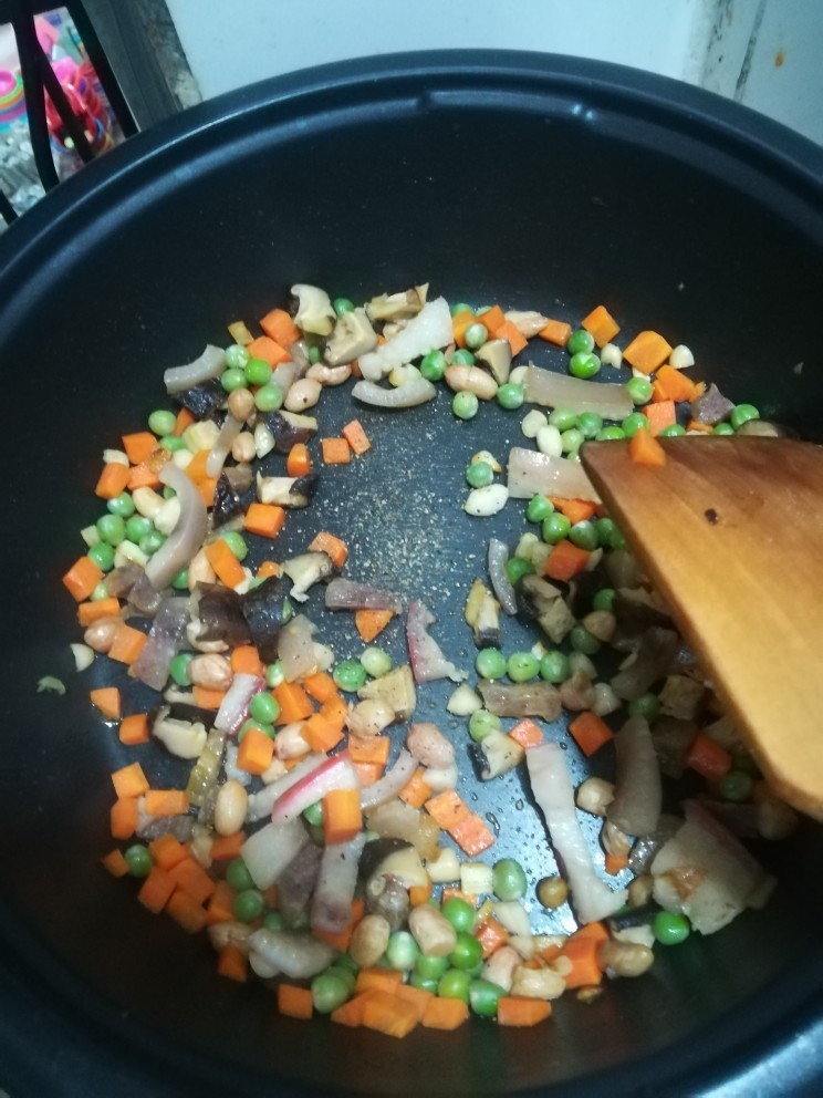 懒人焖饭,然后放胡萝卜炒,然后其他配菜都丢下去炒,加点盐,胡椒粉,炒