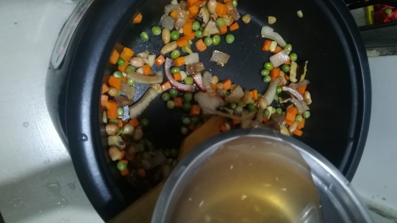 懒人焖饭,加水,我放泡香菇那个水,盖上盖子,煮到香菇豆子熟了就行