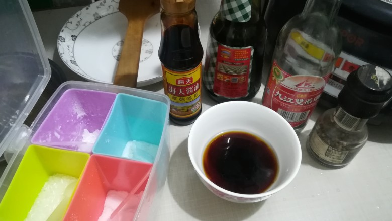 懒人焖饭,调酱汁，酱油，老抽，料酒，糖，豆粉混一起