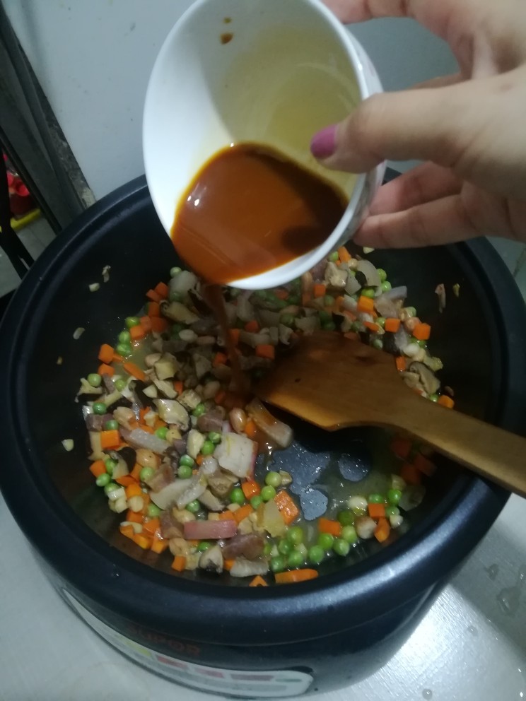 懒人焖饭,酱汁倒进去,煮开