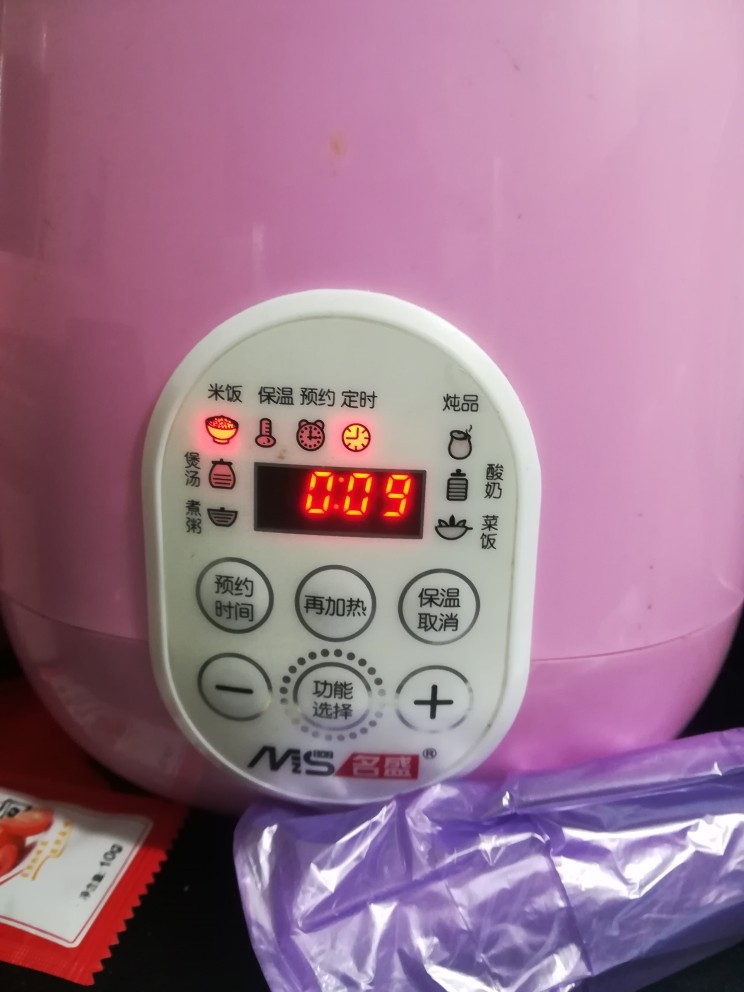 懒人焖饭,饭快好了,没有定时的就是看它很多烟快熟的时候
