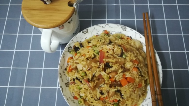 懒人焖饭,上碟,如果有香菜葱花就完美了。腊味很像,<a style='color:red;display:inline-block;' href='/shicai/ 148'>豌豆</a>粉粉的,香菇的味道,胡萝卜的爽脆,花生的嚼劲,米饭也吸收了酱汁的味道,层次感很好,会很不小心就吃多的一个饭。