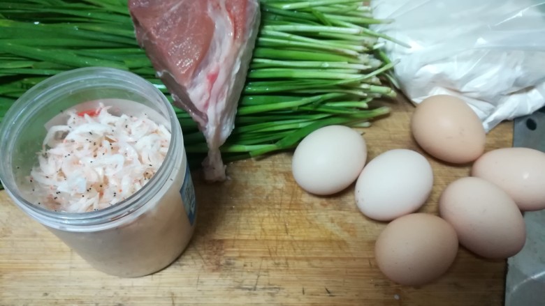#最适合春天吃的面食#韭菜合子,食材合影,其实这些馅料太多了,减半就差不多了。