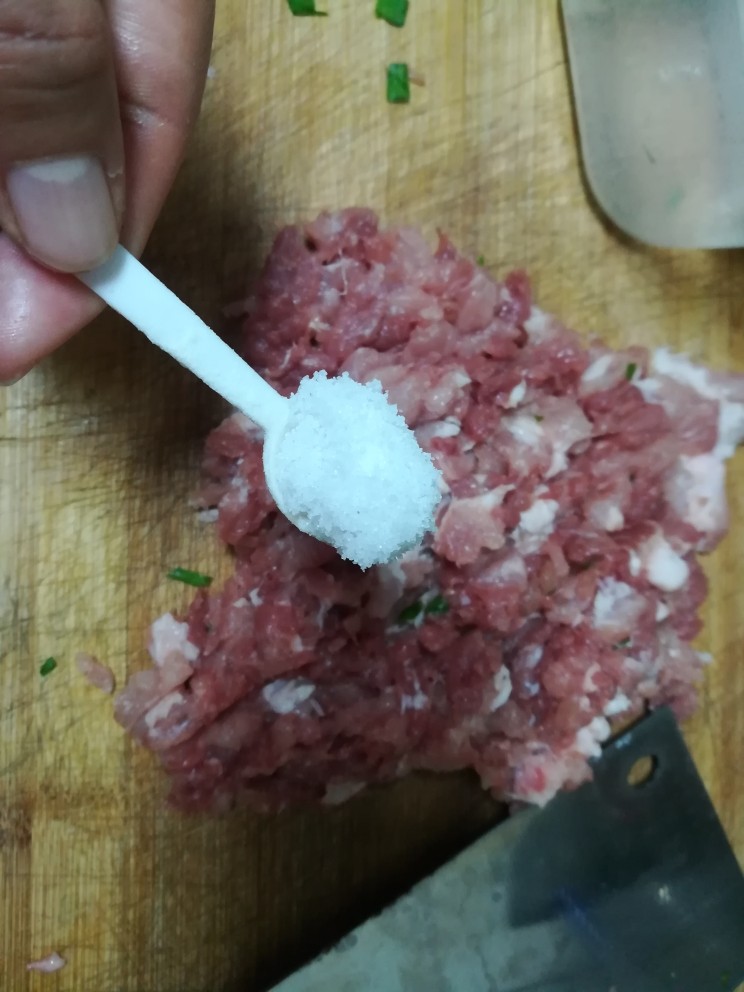 #最适合春天吃的面食#韭菜合子,<a style='color:red;display:inline-block;' href='/shicai/ 429'>瘦肉</a>剁碎,差不多碎的时候加点盐巴