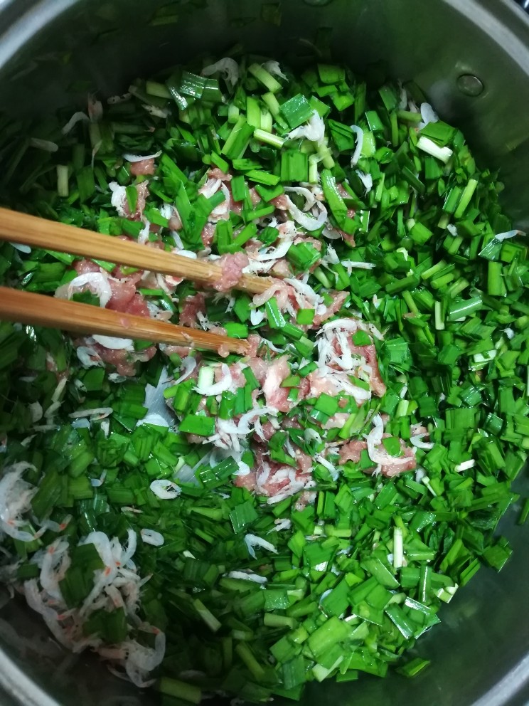 #最适合春天吃的面食#韭菜合子,顺着一个方向一直搅拌,直到有点粘性
