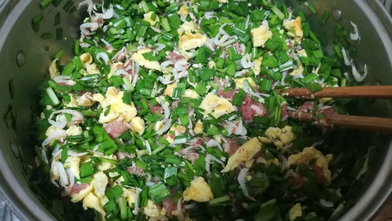 #最适合春天吃的面食#韭菜合子,继续搅拌,直到全部混合一起