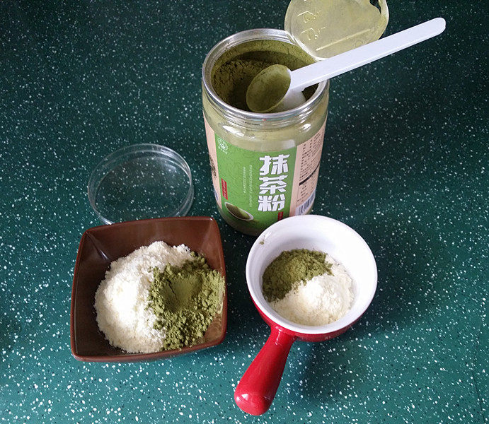 抹茶雪花酥,将两份<a style='color:red;display:inline-block;' href='/shicai/ 1124'>奶粉</a>中加入抹茶粉混合均匀,红色小碗材料是表面装饰用的