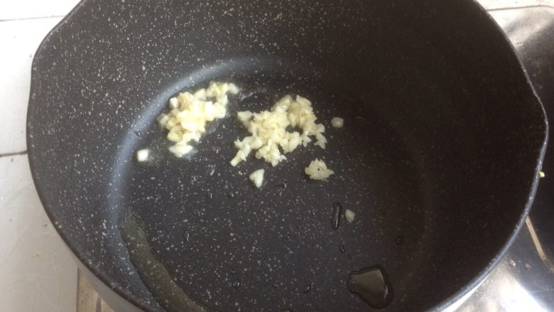 番茄鸡蛋面,锅里加油,烧热加蒜蓉。