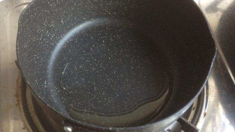 番茄鸡蛋面,锅里加油,烧热。