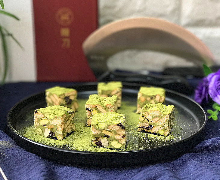 抹茶雪花酥,专业糖刀真是给力了,快速利落、不用来回拉钜,切面平整又漂亮