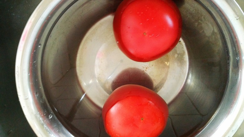 牛肉西红柿地瓜汤,<a style='color:red;display:inline-block;' href='/shicai/ 3551'>西红柿</a>清洗干净