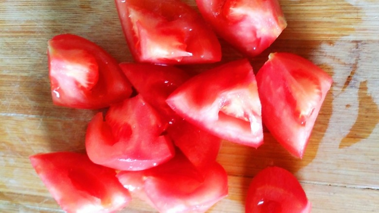 牛肉西红柿地瓜汤,西红柿切滚刀块