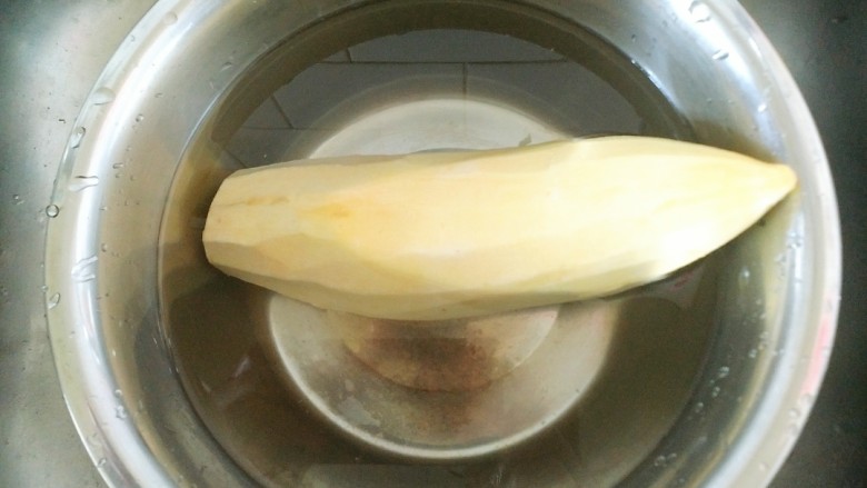 牛肉西红柿地瓜汤,<a style='color:red;display:inline-block;' href='/shicai/ 2597'>地瓜</a>去皮,清洗干净